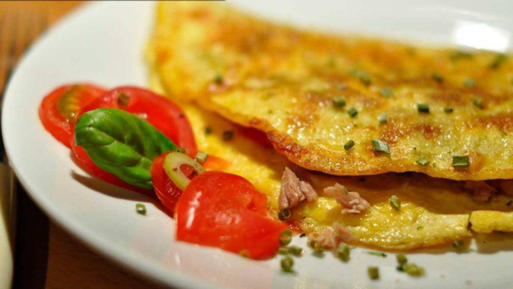 Omelette con tonno e pomodori