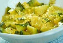 Patate e zucchine in padella | un contorno semplice e veloce Patate e zucchine in padella
