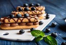 Savoiardi farciti al cioccolato | un dessert sprint che delizierà tutti Savoiardi farciti al cioccolato