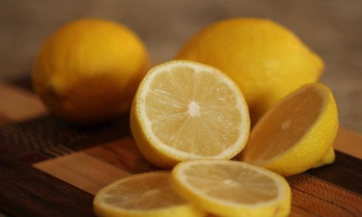 Torta al limone farcita senza burro