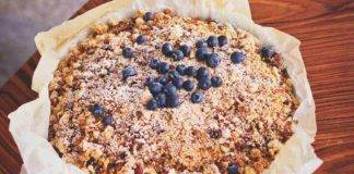 Crumble di pere e cioccolato con mirtilli - ricettasprint