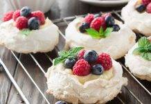 Mini pavlove con frutti di bosco