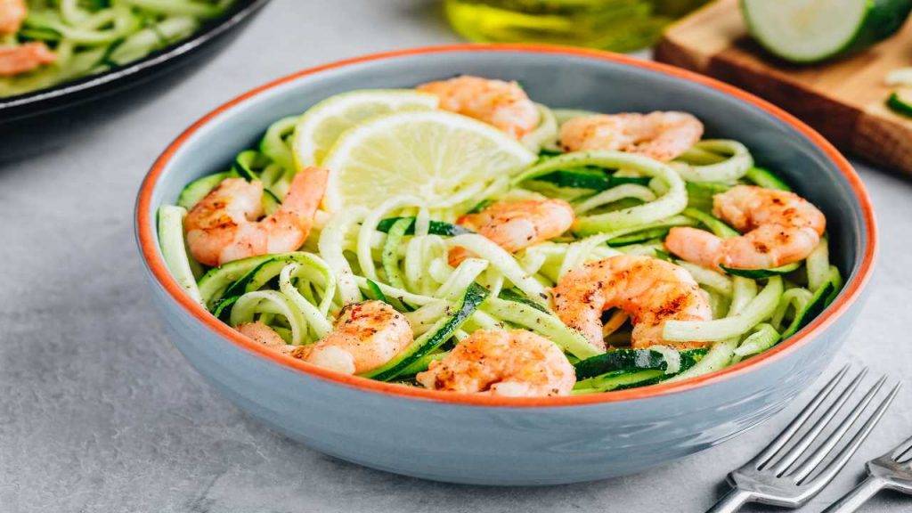 spaghetti di zucchine con gamberetti - ricettasprint