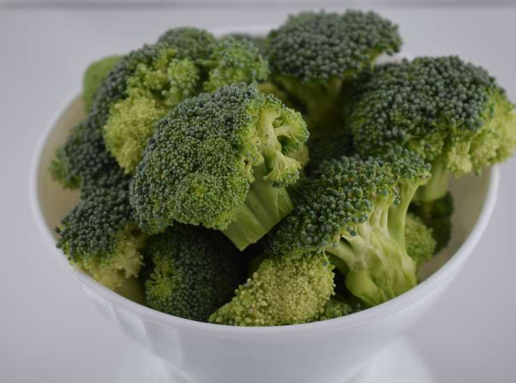 Broccoletti al forno con patate olive e capperi alla cosentina - ricettasprint