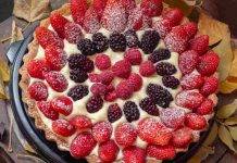 Crostata alla nocciola con frutti di bosco e crema | Unica Crostata alla nocciola con frutti di bosco e crema - ricettasprint