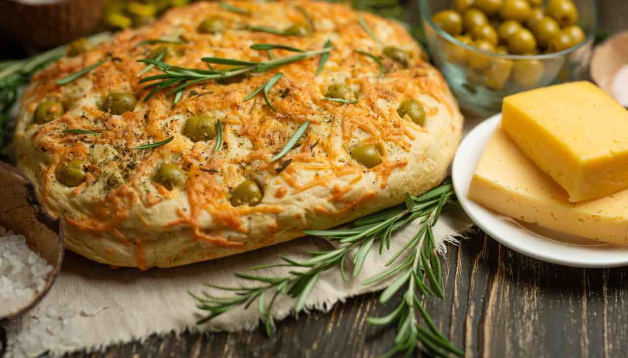 Focaccia al formaggio olive e rosmarino - ricettasprint
