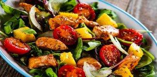 Insalata di pollo con arancia e mango
