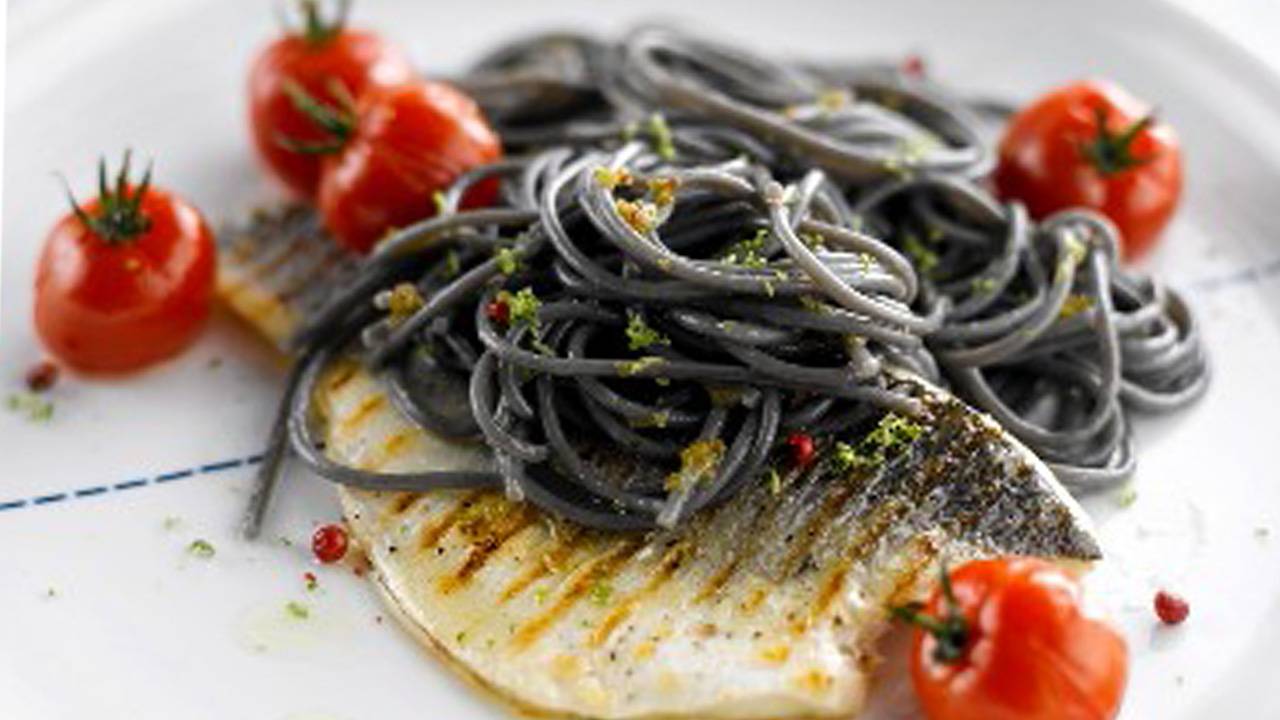 Pasta al nero di seppia e spigola