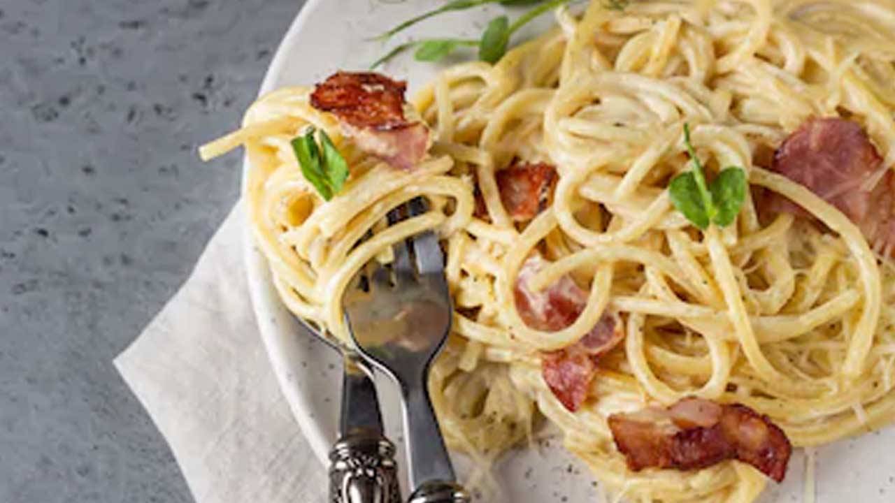 Pasta con crema di parmigiano pancetta e pepe