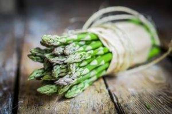Pasta con crema di ricotta, asparagi e pistacchi FOTO ricettasprint