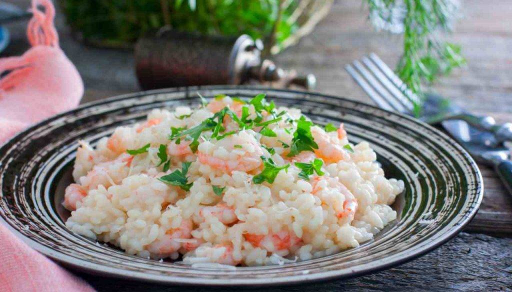 Risotto cremoso al vino bianco e gamberi Bontà deliziosa e gustosa