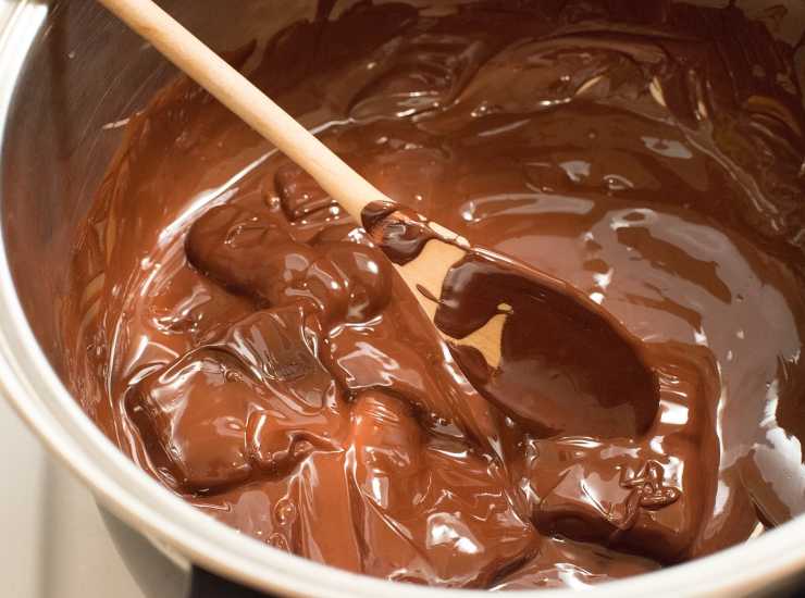 Torta mousse al cioccolato con mirtilli e lamponi - ricettasprint