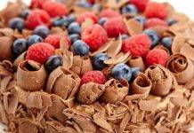 Torta mousse al cioccolato con mirtilli e lamponi - ricettasprint
