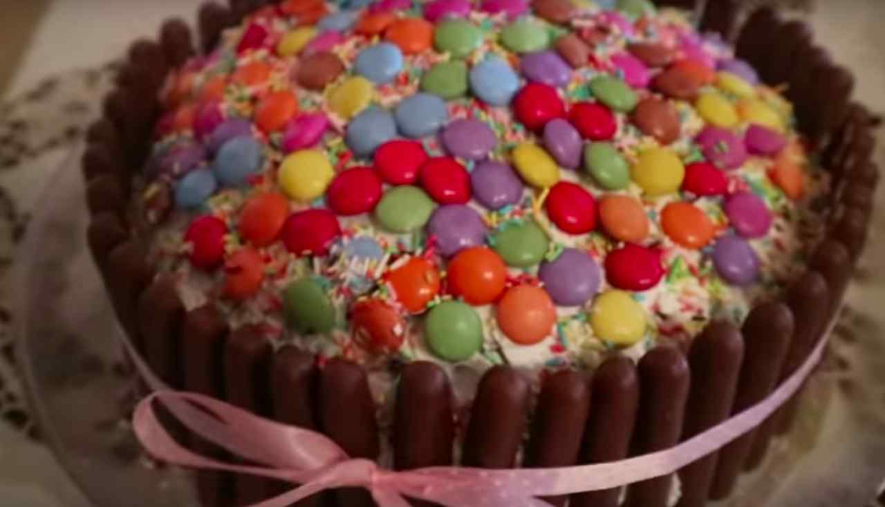 Torta scenografica di compleanno al triplo cioccolato