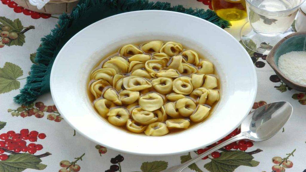  cappelletti romagnoli in brodo alla curcuma - ricettasprint