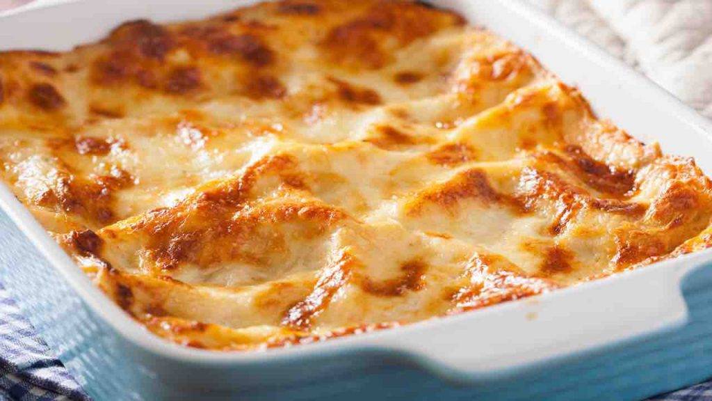 Lasagne bianche con piselli e prosciutto cotte al forno
