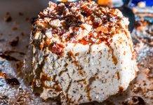 Semifreddo croccante alle amarene, dolce ricetta da gustare al cucchiaio semifreddo croccante alle amarene