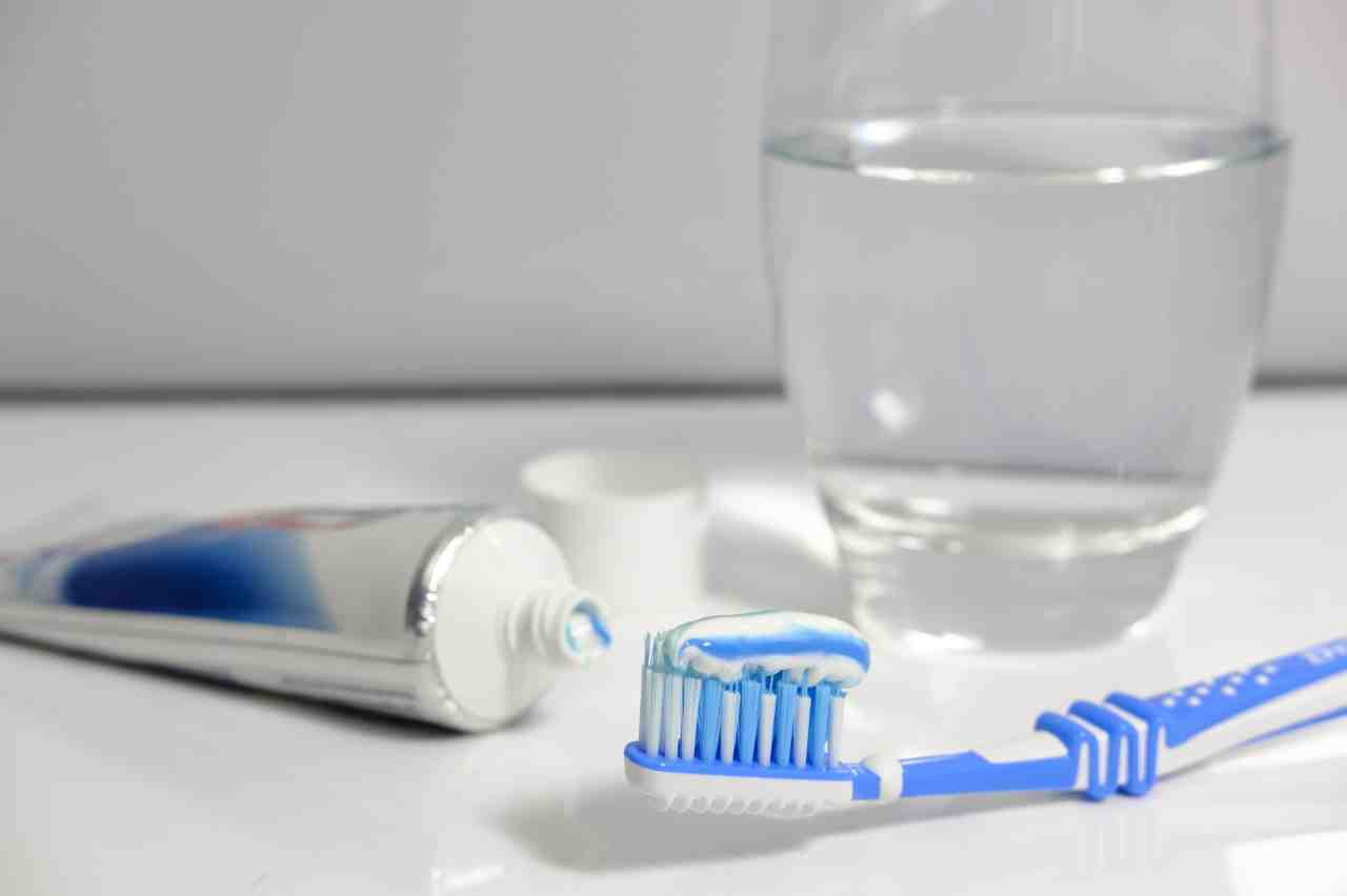 Uno spazzolino da denti e del dentifricio (Foto Pixabay - Ricettasprint.it)