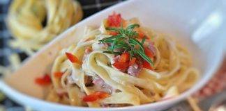 tagliatelle cremose con prosciutto e peperoni croccanti - ricettasprint