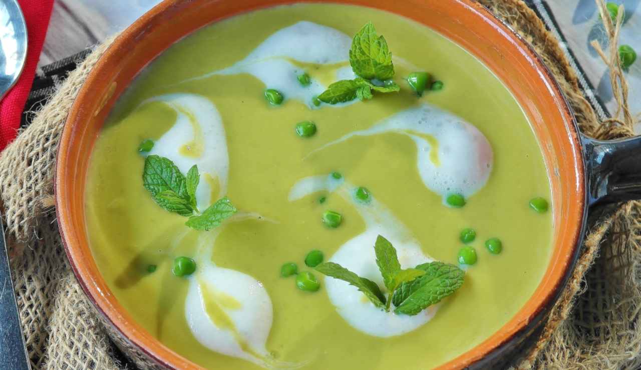 zuppa di piselli freschi e formaggio cremoso - ricettasprint