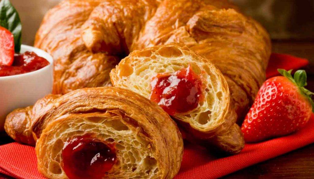 Brioche sofficissime alla marmellata di fragole Golose e gustose