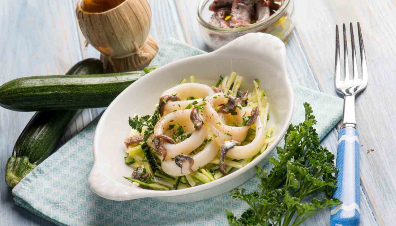 Calamari e zucchine con acciughe e aromi - ricettasprint