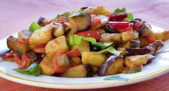 Ho preparato con 1 zucchina,1 peperone, 1 melanzana, la caponata leggera in un lampo, senza schizzi sul top della cucina