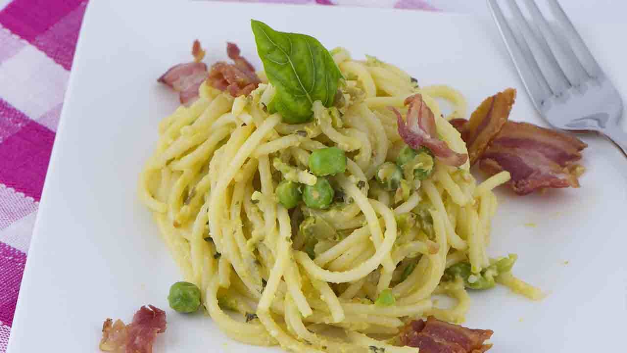 Carbonara con pisellini primavera