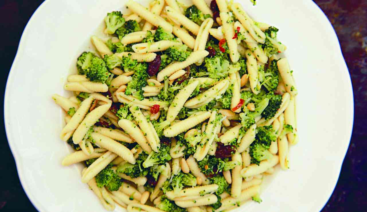 Casarecce con broccoli acciughe e pinoli  - ricettasprint
