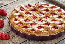 Crostata all’olio con fragole e mele | Semplice e senza burro Crostata all'olio con fragole e mele