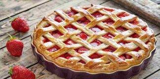 Crostata all'olio con fragole e mele