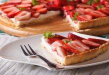 Crostata light con ricotta e fragole | Senza burro e facile da preparare Crostata light con ricotta e fragole