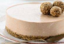 Torta vegana senza cottura al cioccolato | Gustosa Torta vegana senza cottura al cioccolato e palline impasto - ricettasprint