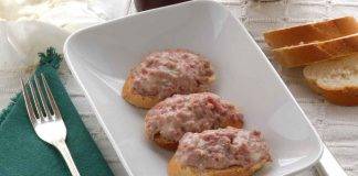 Crostini con salsicce e philadelphia