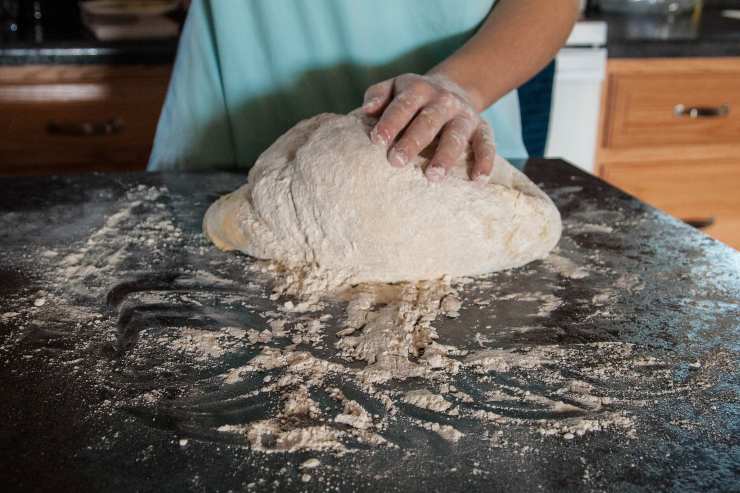 Focaccia in padella ripiena di parmigiana - ricettasprint