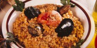 Fregola con gamberi cozze vongole e prezzemolo - ricettasprint