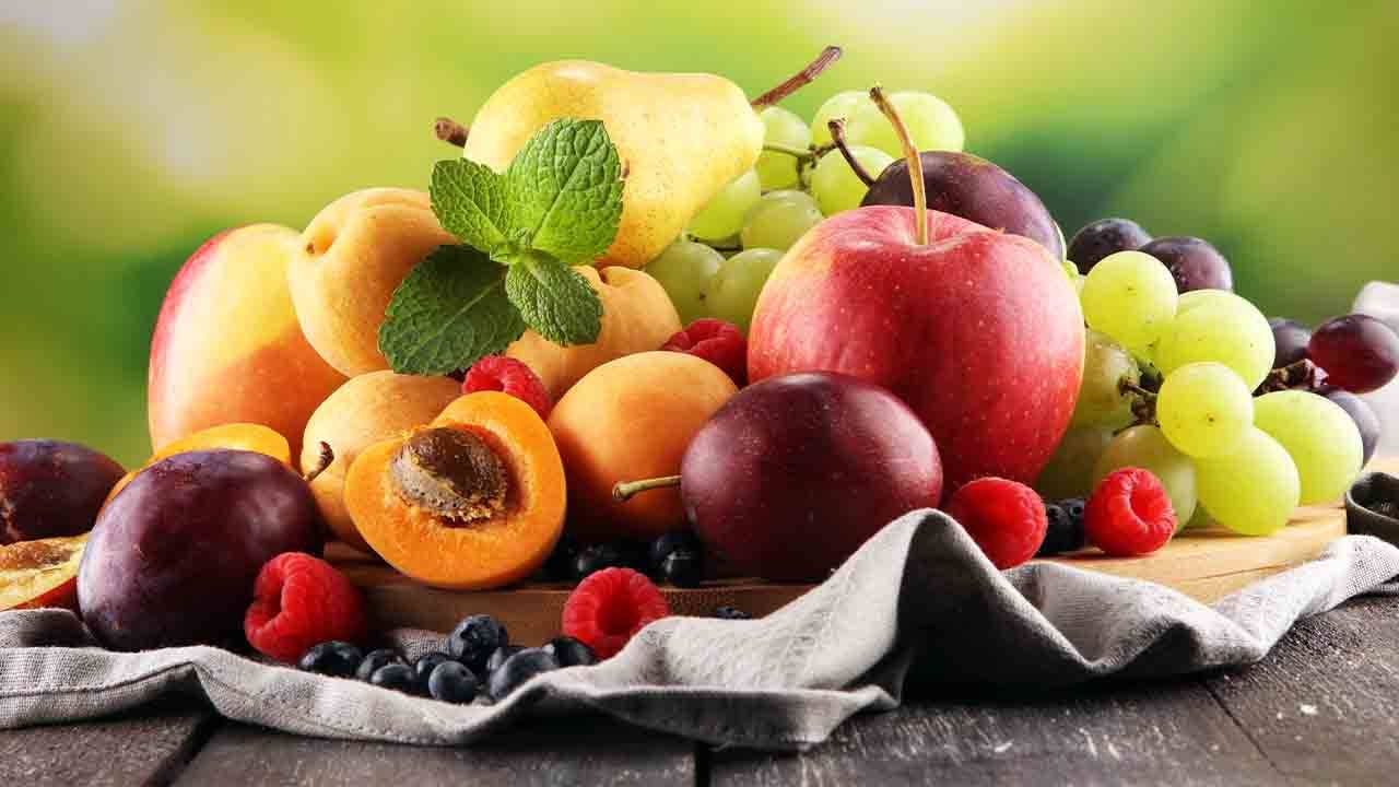 La frutta e le sue calorie, come e quando mangiarla