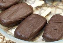 Gelato su stecco al cioccolato