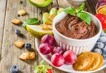 Hummus al cioccolato con menta frutta colorata e biscotti | Eccelso Hummus al cioccolato con menta frutta colorata e biscotti - ricettasprint