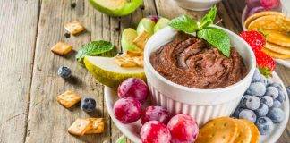 Hummus al cioccolato con menta frutta colorata e biscotti - ricettasprint