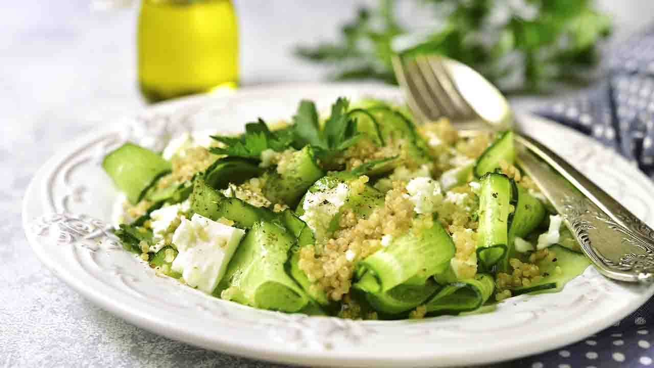 Insalata di quinoa zucchine piselli e feta