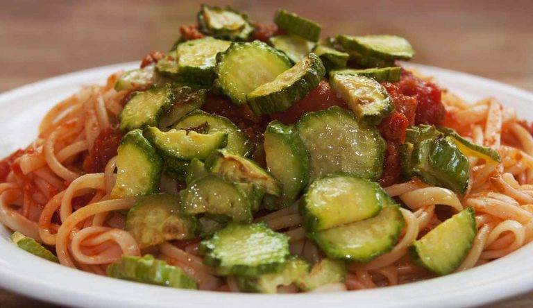 Pasta al pesto di pomodori secchi zucchine e noci | Favoloso