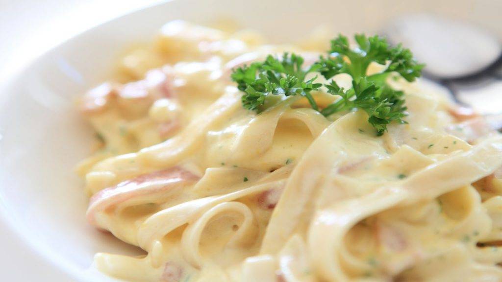 Pasta con crema di parmigiano e prosciutto | Un primo piatto super goloso
