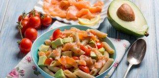 Pasta fredda con salmone e avocado