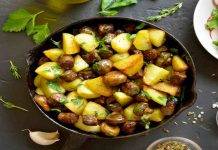 Patate e funghi in padella | Un contorno facile e veloce Patate e funghi in padella