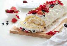Rotolo con panna fragole e ribes