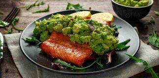 Salmone con avocado cremoso