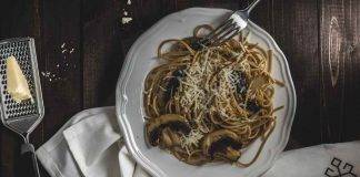Spaghetti con aglio nero e funghi