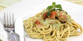 Spaghetti con crema di asparagi e salmone