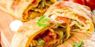 Strudel salato con mozzarella funghi pomodori - ricettasprint